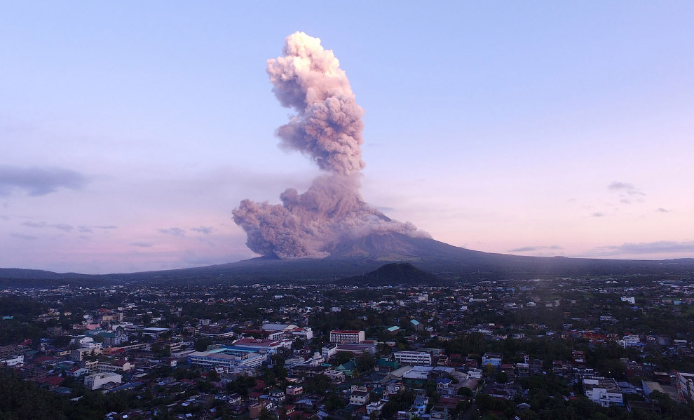 Город Легаспи и вулкан Майон на Филиппинах