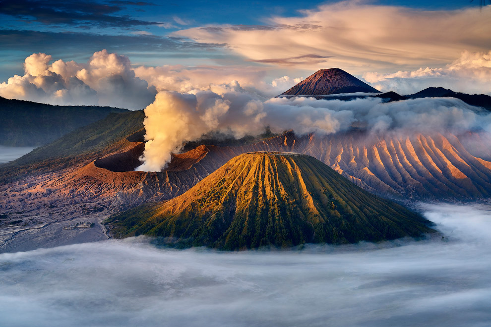Бромо — действующий вулкан в Индонезии, входящий в вулканический комплекс Тенгер