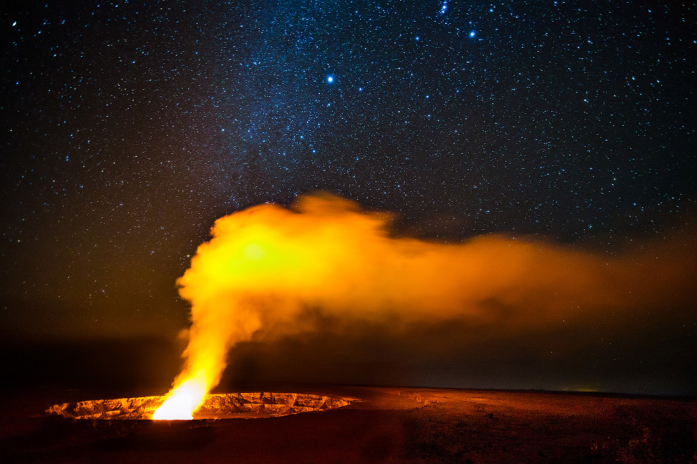 Млечный путь над кратером Хальемаумау вулкана Килауэа, Гавайи