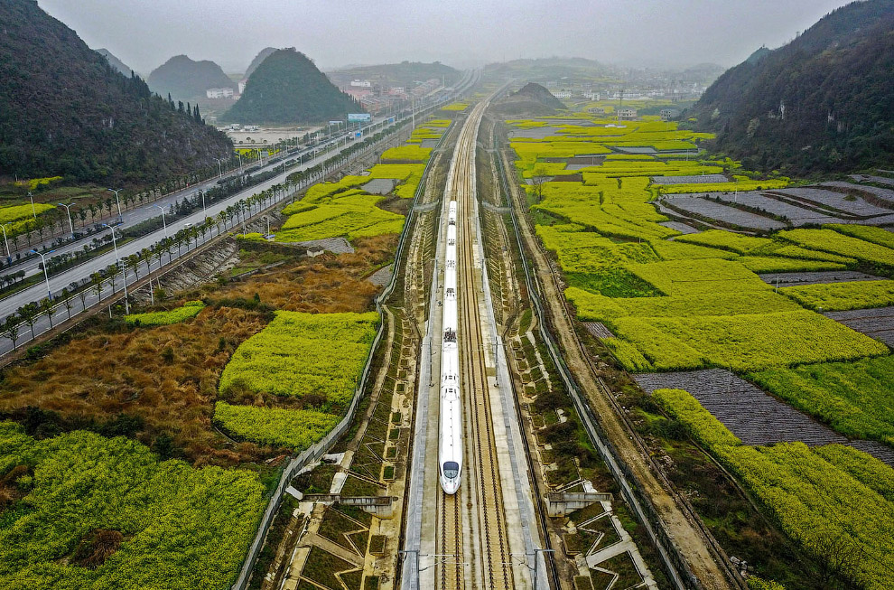 Скоростной поезд на юго-западе Китая