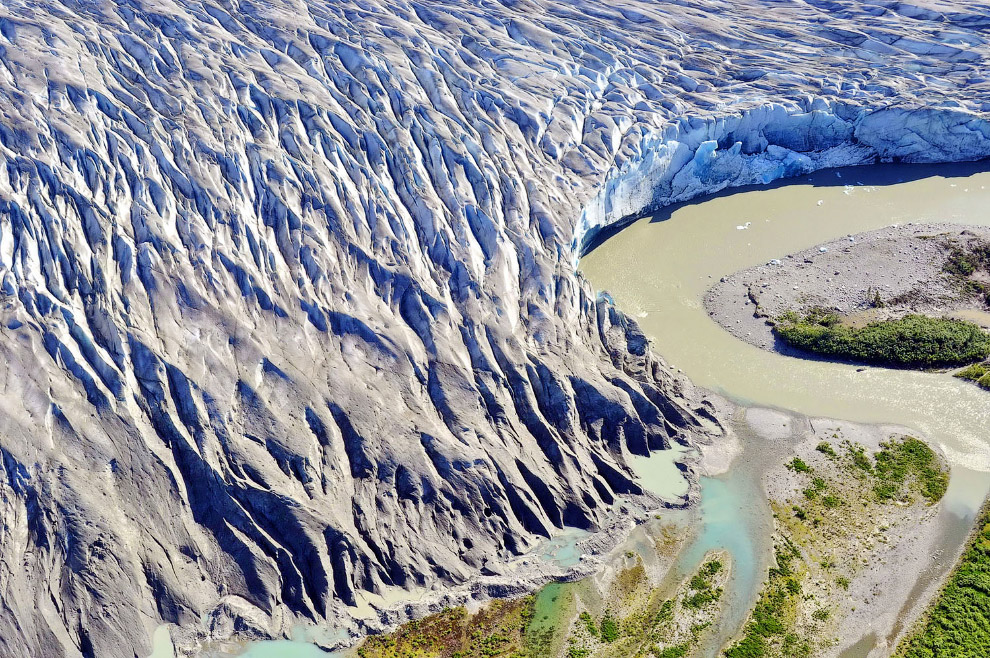Уникальный голубой ледник называется Таку