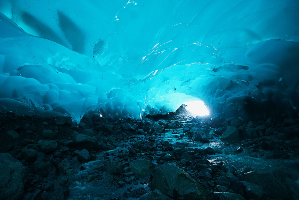 Красивейшая ледяная пещера
