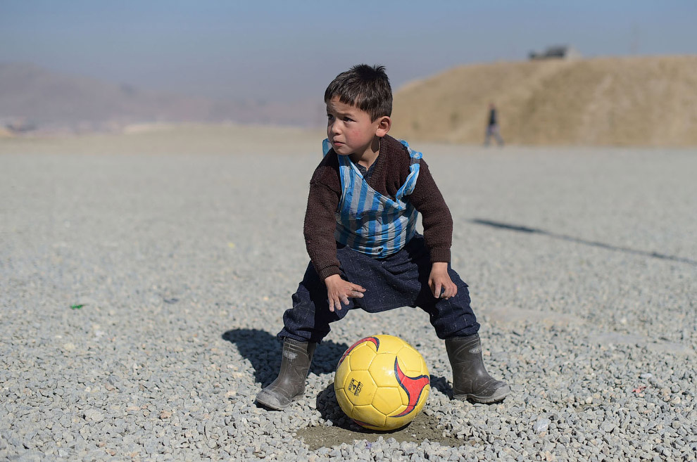 Молодой фанат Лионеля Месси играет в футбол в Кабуле