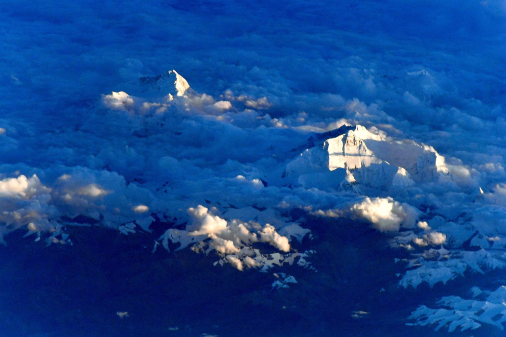 Гора Эверест в сумеречном свете.