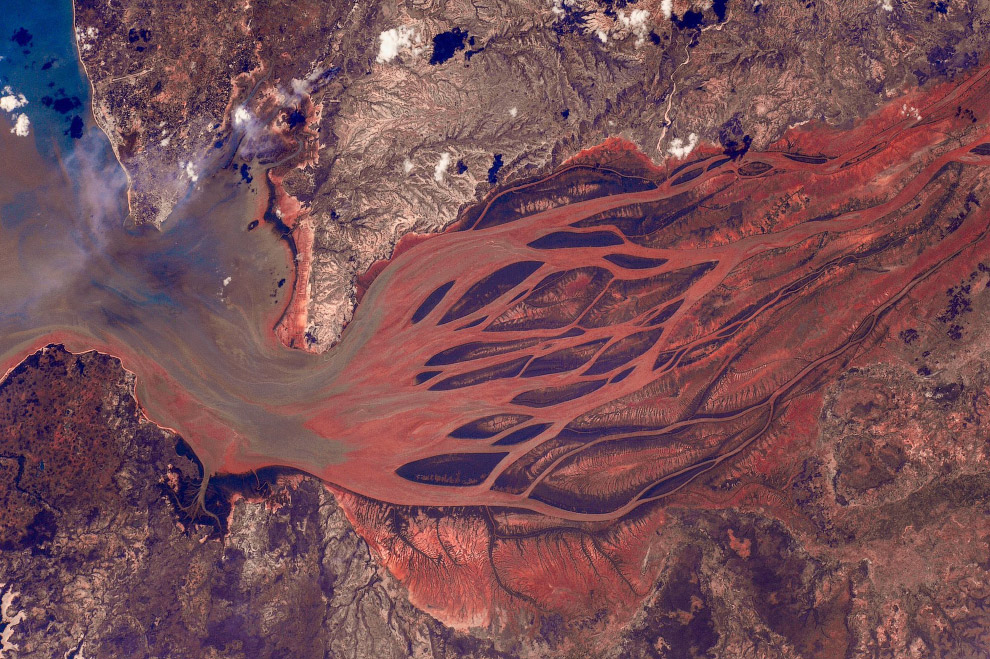 Бецибука является крупнейшей рекой «большого красного острова» Мадагаскар.