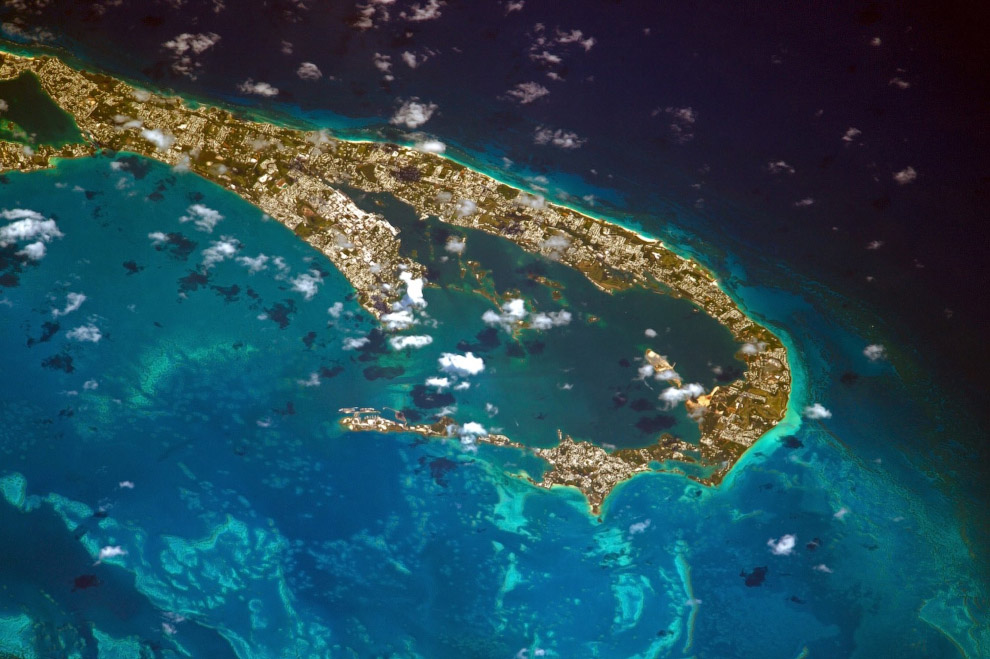 Бермудские О-ва, расположенные в с-з части Атлантического океана