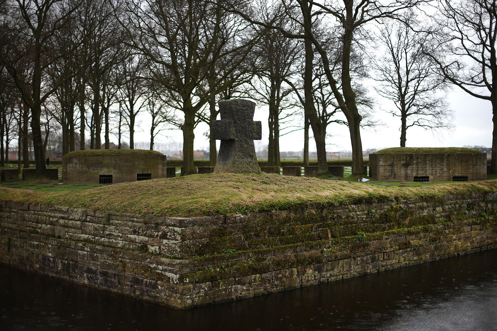 Оригинальные боевые бункеры на немецком кладбище Лангемарк в Поэлькапелле, Бельгия