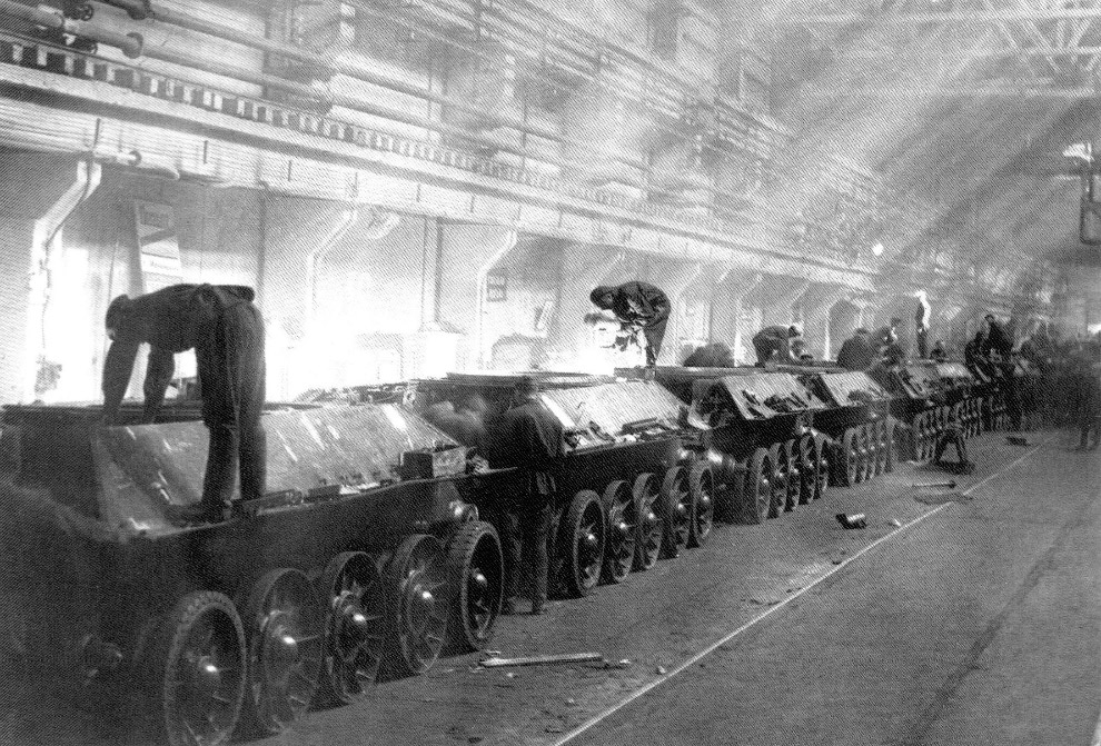Конвейер сборки танков на Уральском танковом заводе №183 в Нижнем Тагиле.
