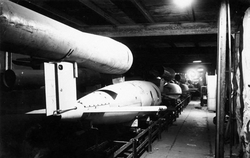 Конвейер на подземном заводе по сборке самолета-снаряда Фау-1 (V-1). Германия, 1945 г.