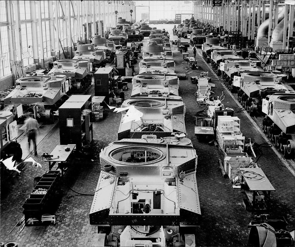 В годы войны завод Крайслер в Детройте (США) переоборудовали в завод по производству танков. 1942г.