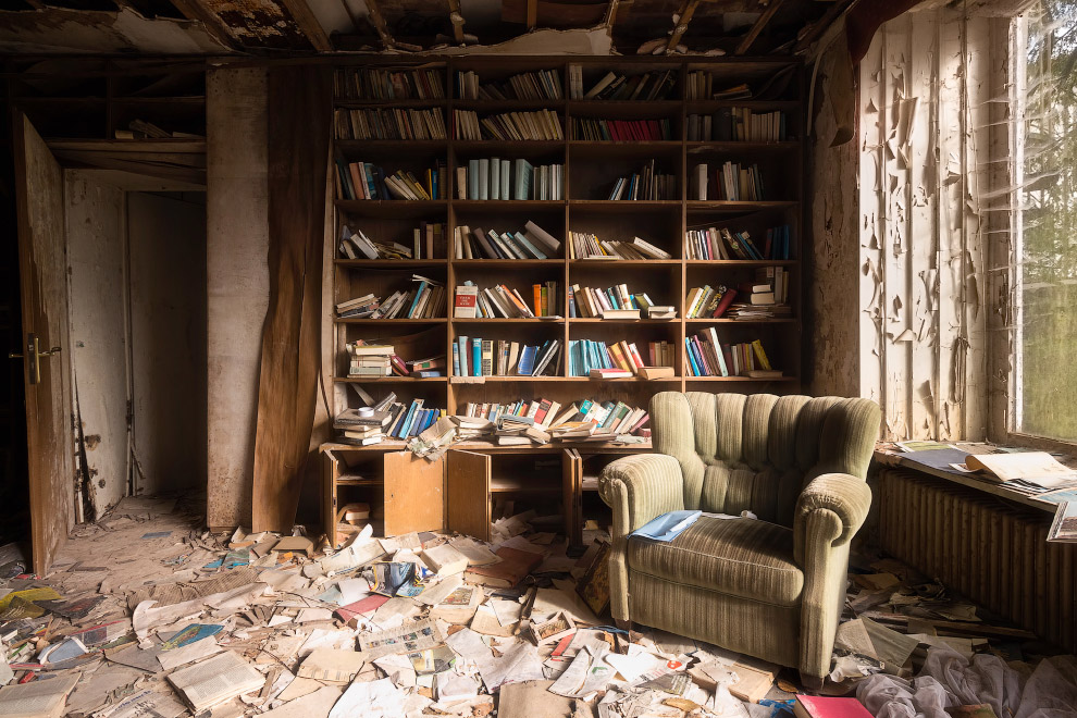 Книжный шкаф в немецком заброшенном доме