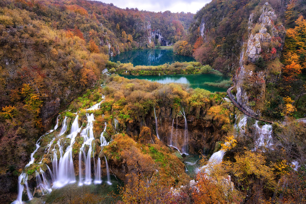 Знаменитый национальный парк Плитвицкие озёра в Хорватии