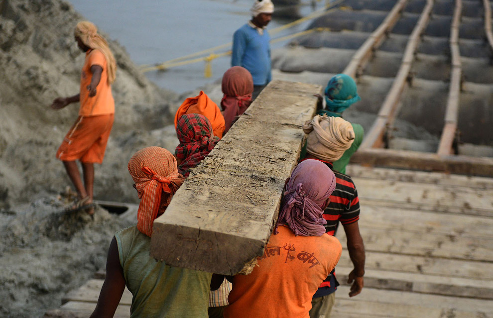 Как строят понтонные мосты в Индии