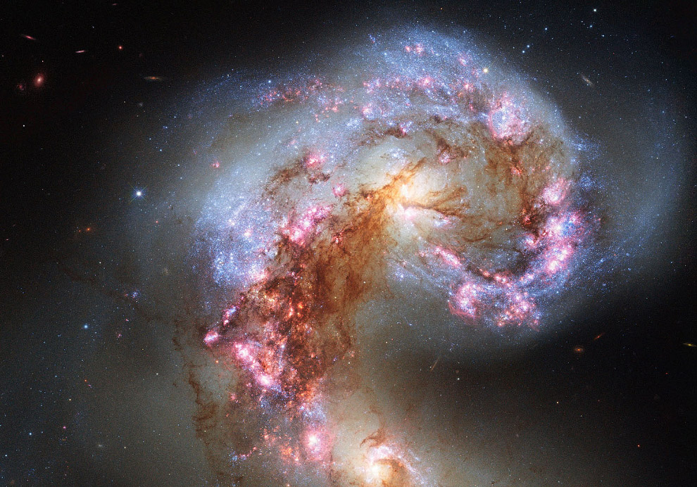Яростное столкновение спиральных галактик