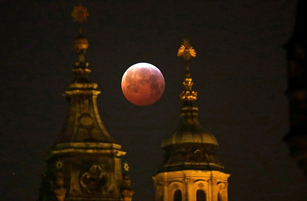 Кровавая волчья супер-Луна в Праге