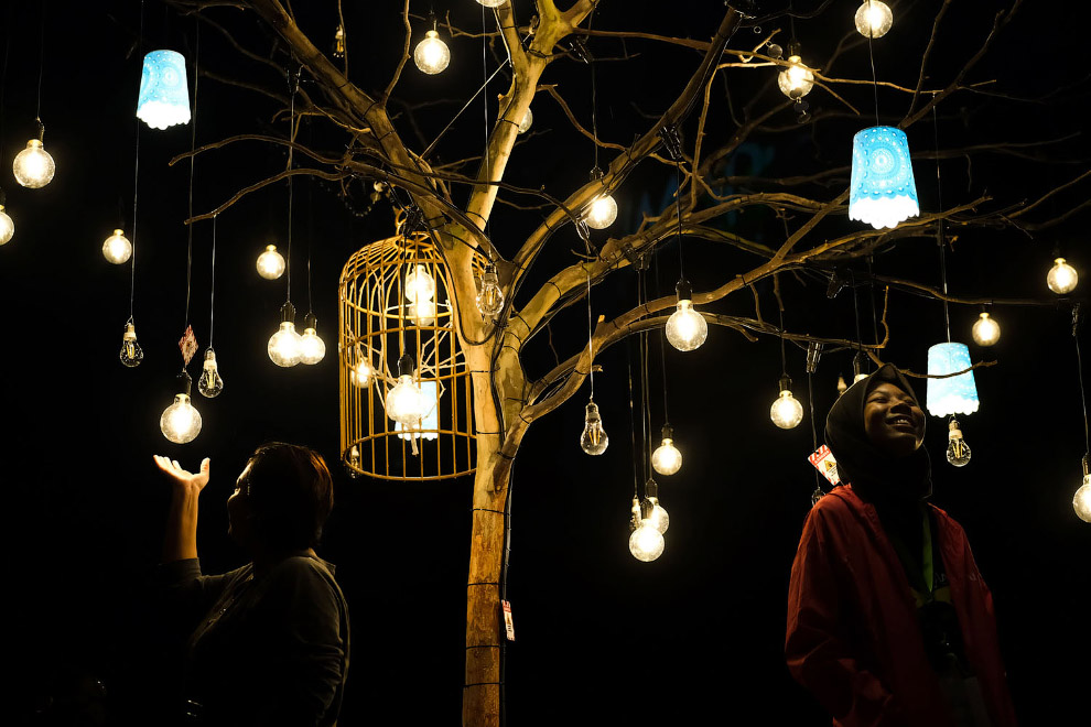 Новогоднее дерево с лампочками по-куала-лумпурски