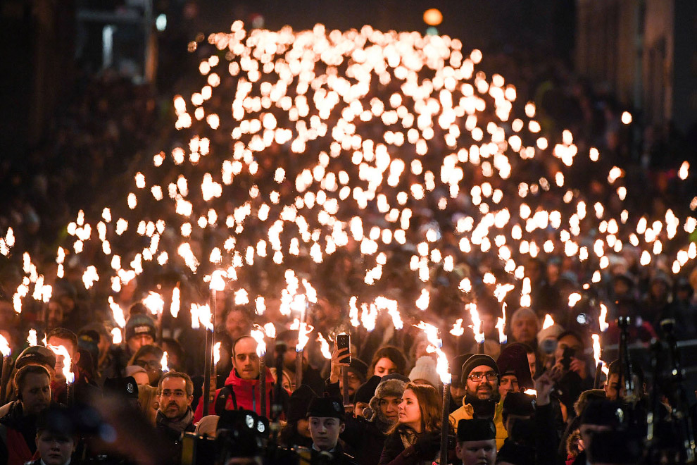 Факельное шествие в Эдинбурге, Шотландия