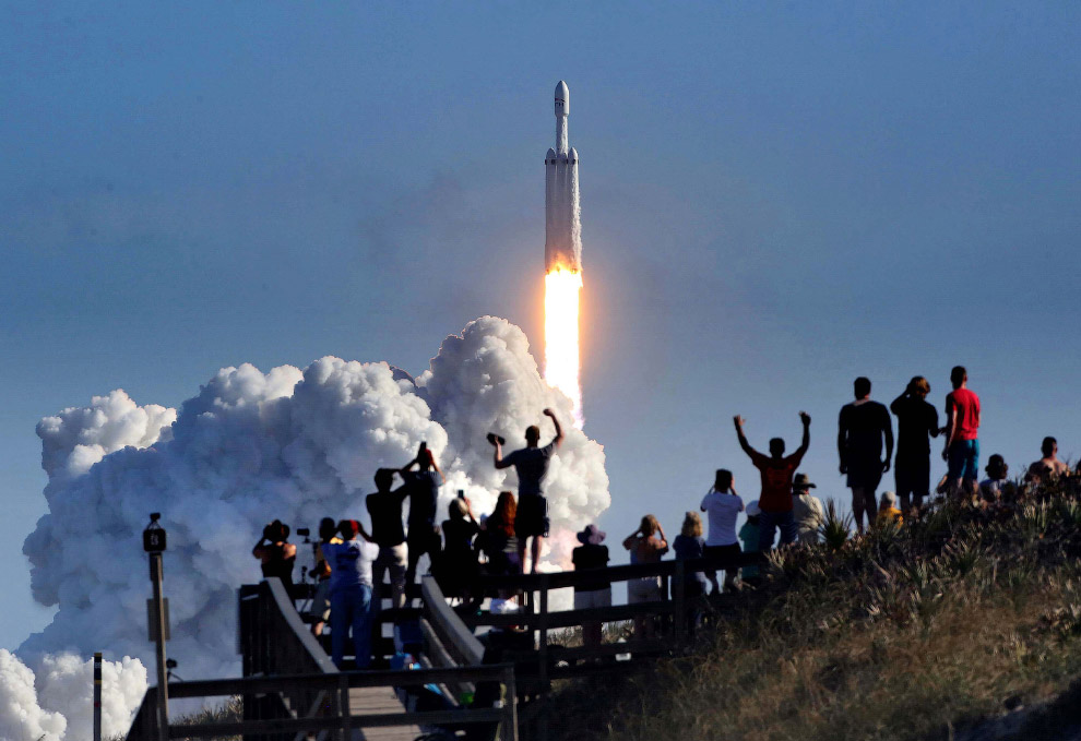 Старт ракеты SpaceX Falcon Heavy