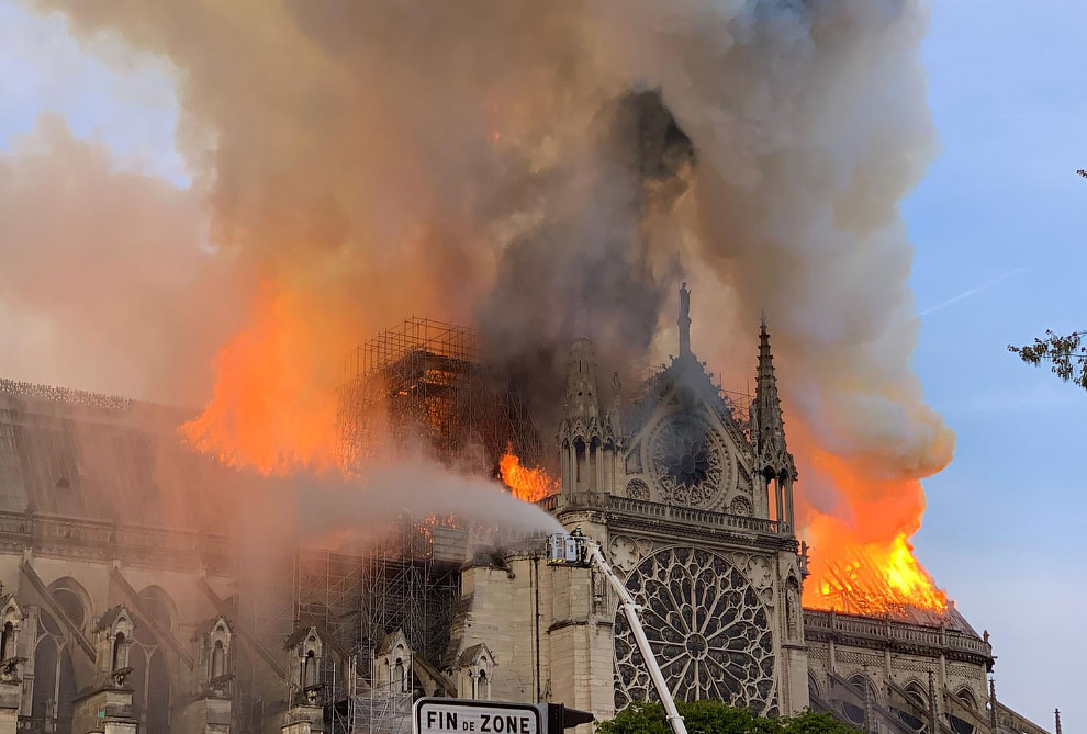 В Париже сгорел Нотр-Дам де Пари — собор Парижской Богоматери