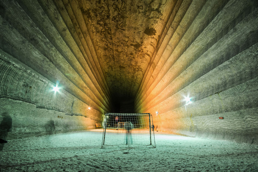 футбольные ворота в бывшей соляной шахте на глубине 300 метров, недалеко от Соледара, Украина