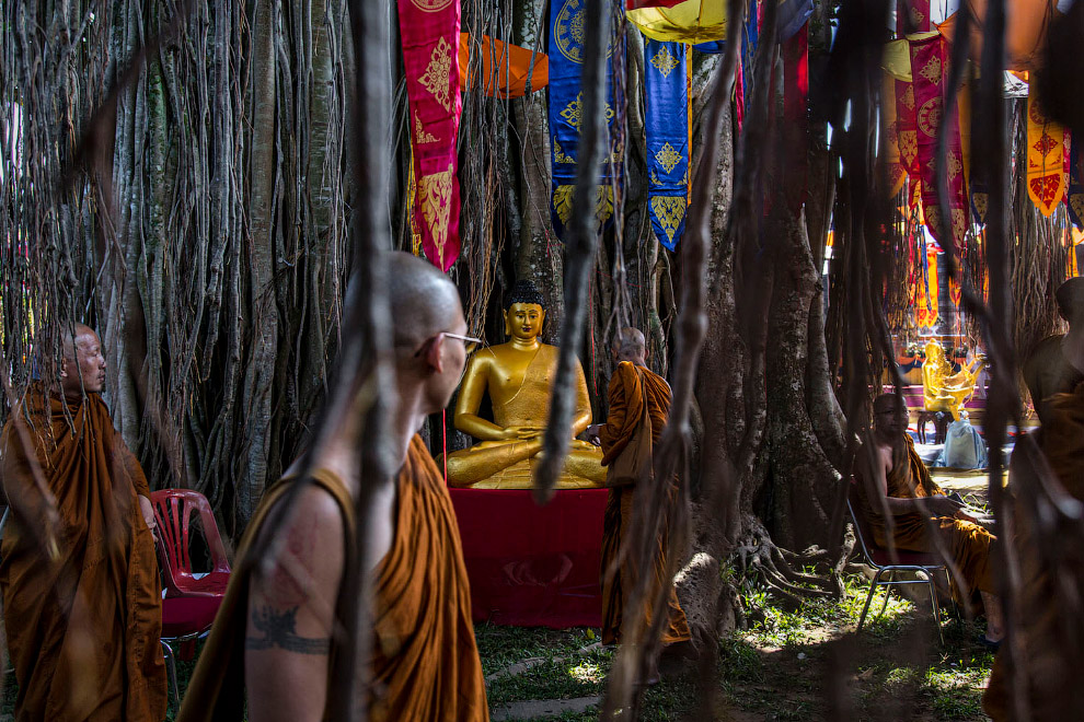 Монахи в храме