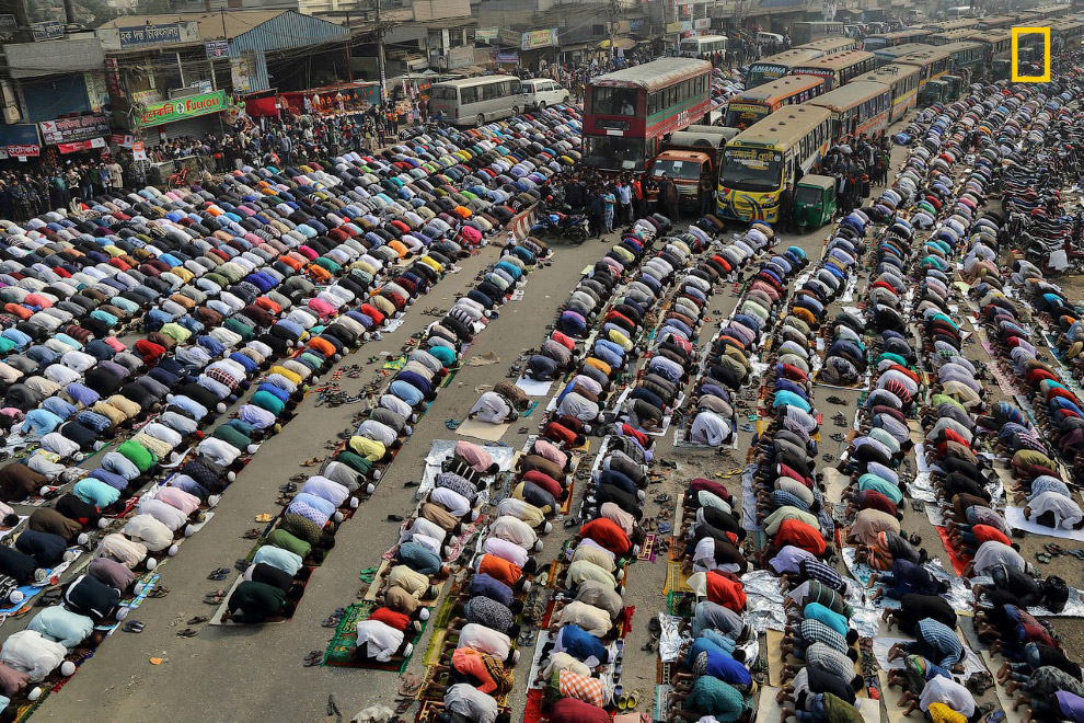 Люди молятся на улице в Дакке, Бангладеш
