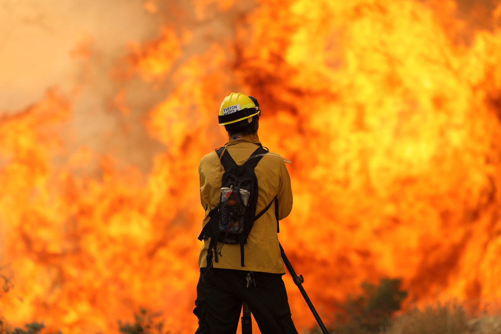 Тушение пожара в Санта-Барбара, Калифорния, США