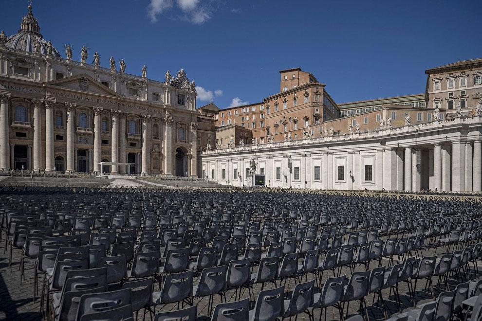 Пустая площадь Святого Петра в Ватикане
