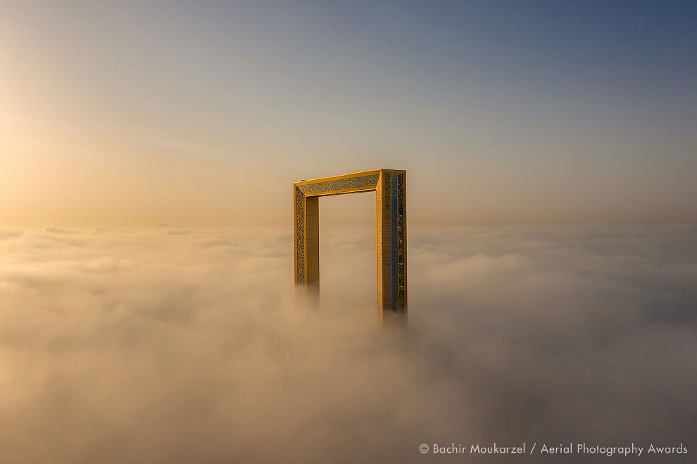 Золотая, помпезная рамка возвышается над Дубаем с 2018 года