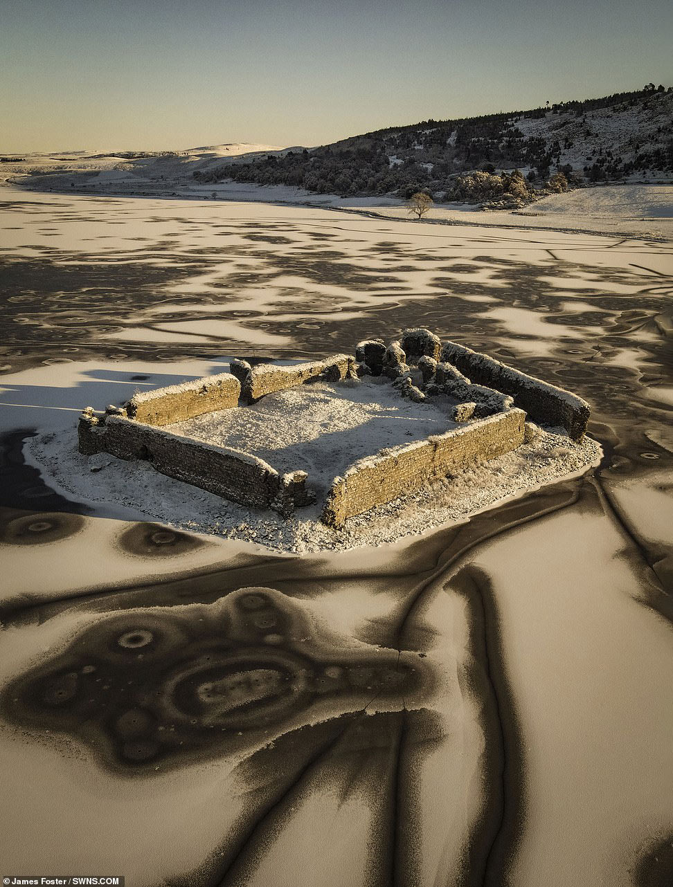 Сказочный замок Lochindorb 13 века во льдах