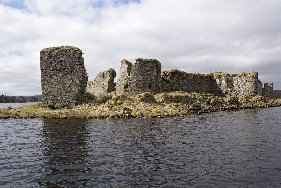 Сказочный замок Lochindorb 13 века во льдах