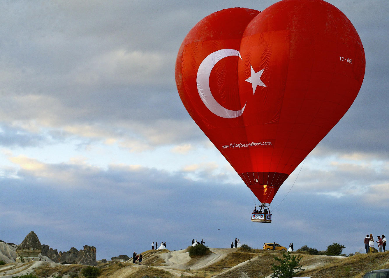 Воздушный шар в форме сердца с турецким флагом