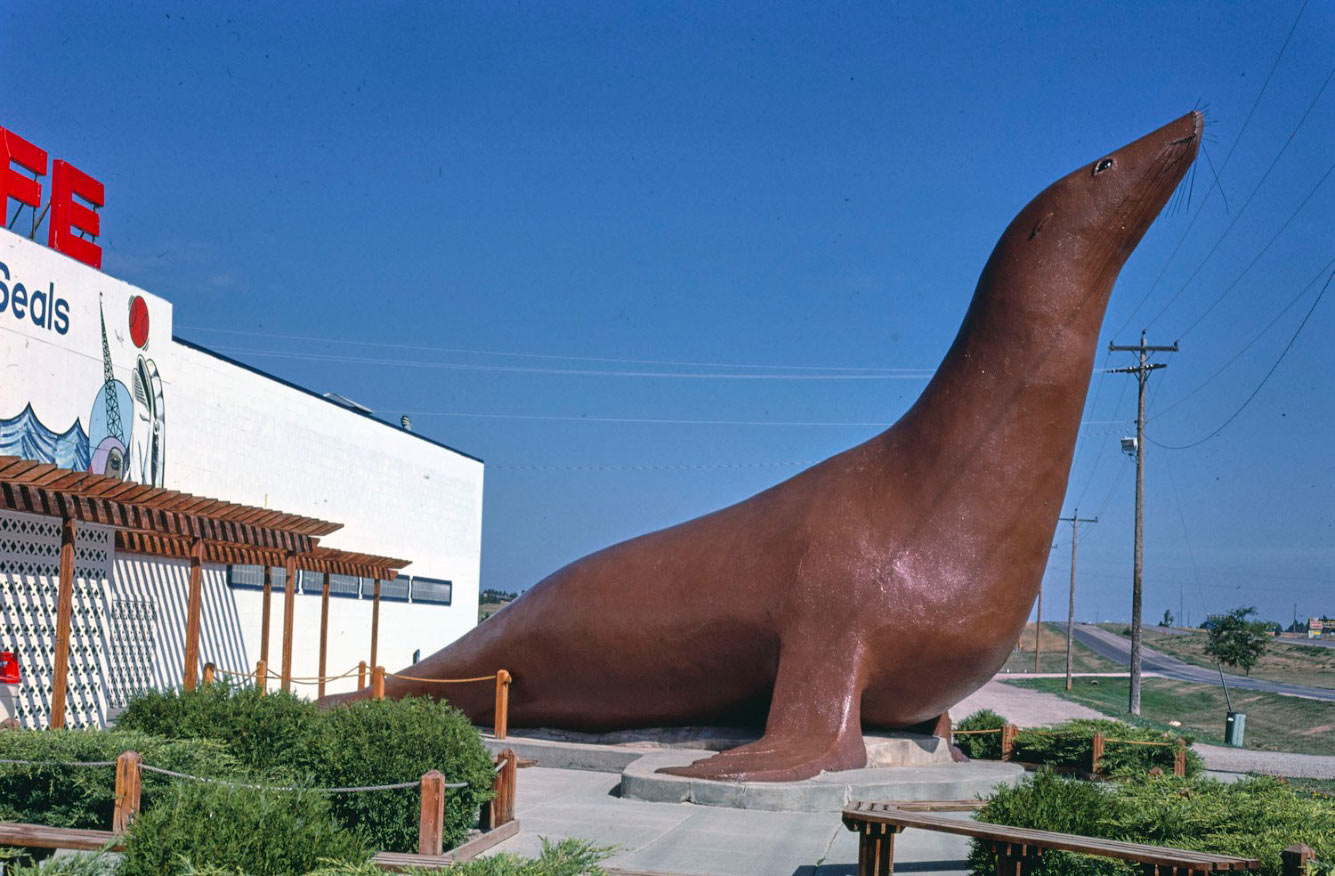 Статуя морского льва у Морского аквариума на шоссе 16 в Рапид-Сити, Южная Дакота, 1987 год