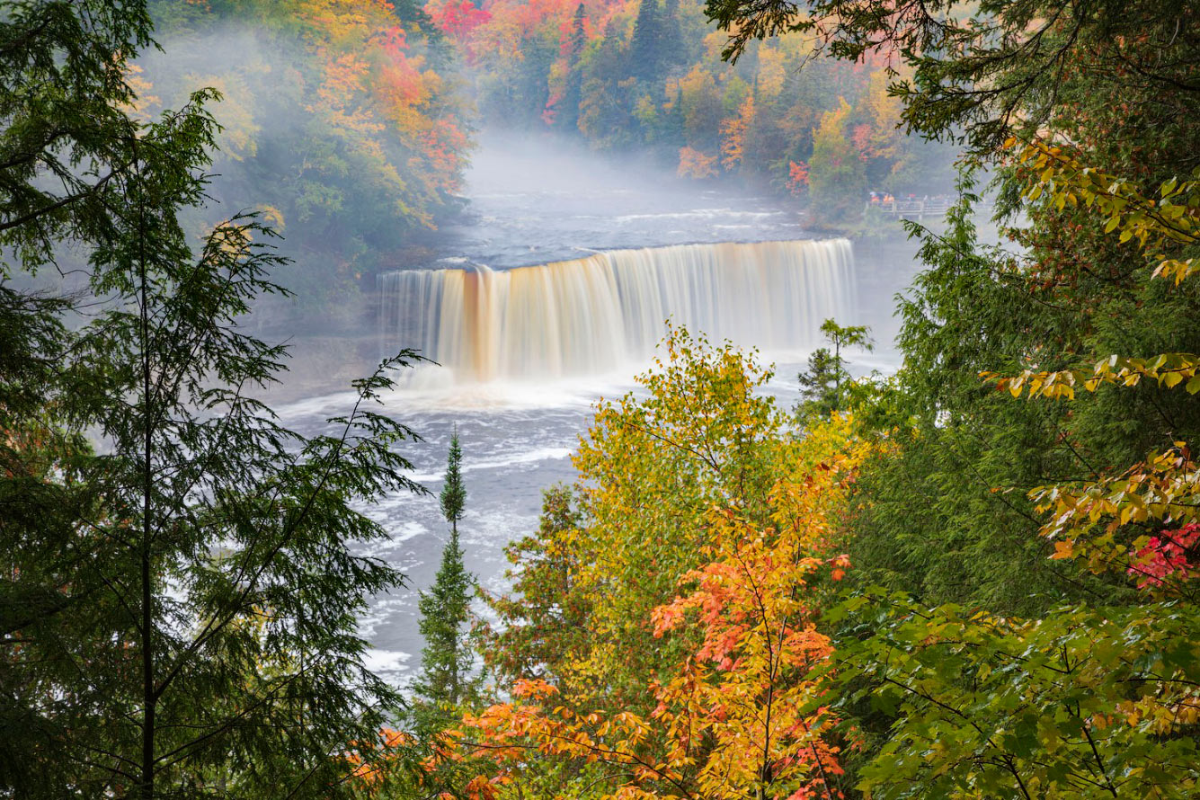 Верхний водопад в государственном парке Такваменон-Фолс в Мичигане