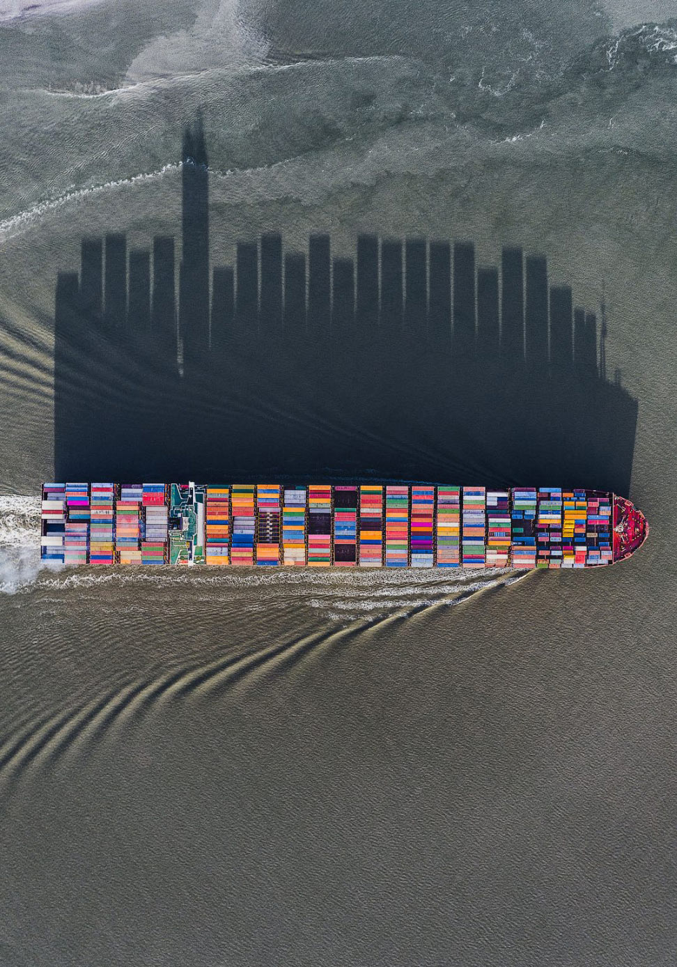 Грузовой корабль с контейнерами