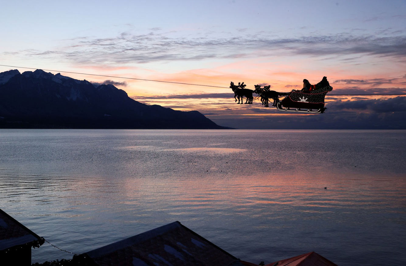 Олени и сани над озером в Монтрё, Швейцария