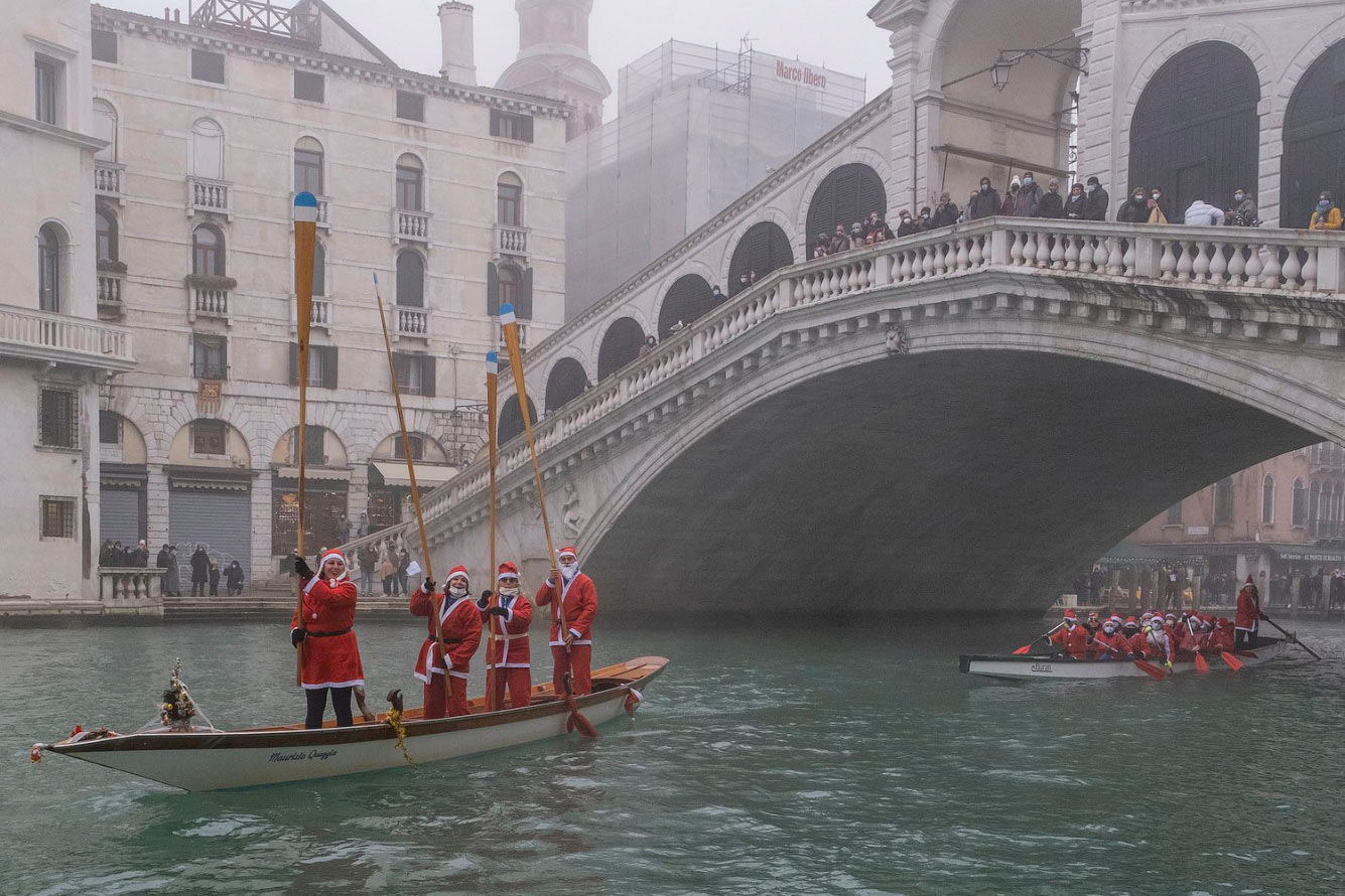 Новогодний заплыв на Гранд-канале в Венеции, Италия
