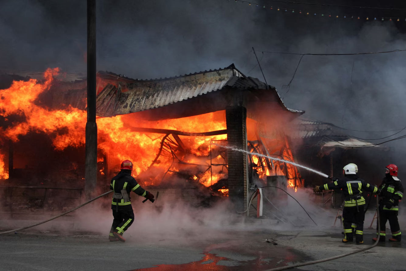 Пожарные работают на рынке Барабашова в Харькове