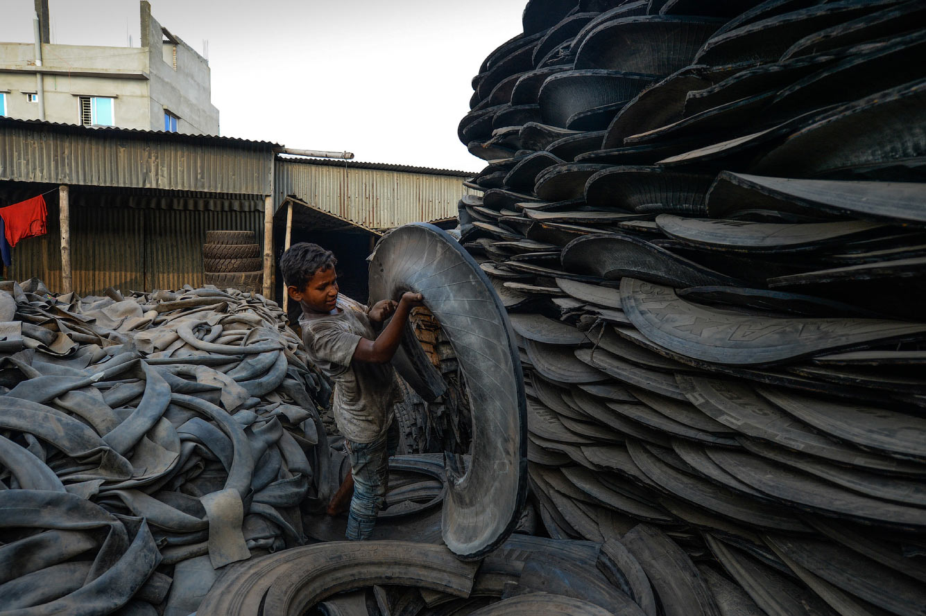 Завод по переработке старых шин в Дакке, Бангладеш