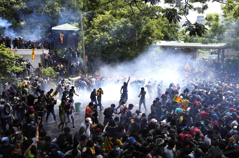 Полиция применяет слезоточивый газ для разгона демонстрантов