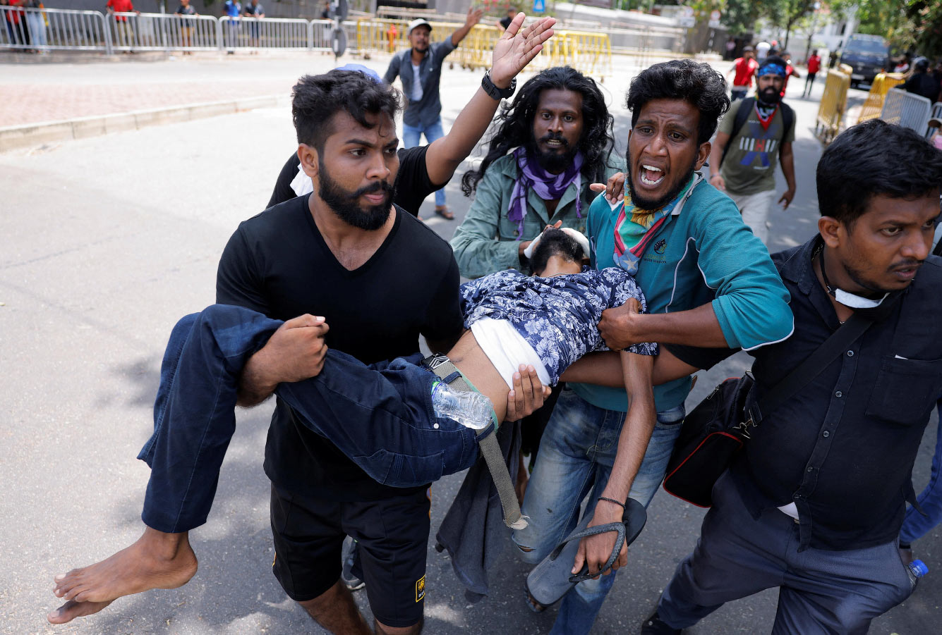 Раненый перед офисом премьер-министра Шри-Ланки Ранила Викремасингхе