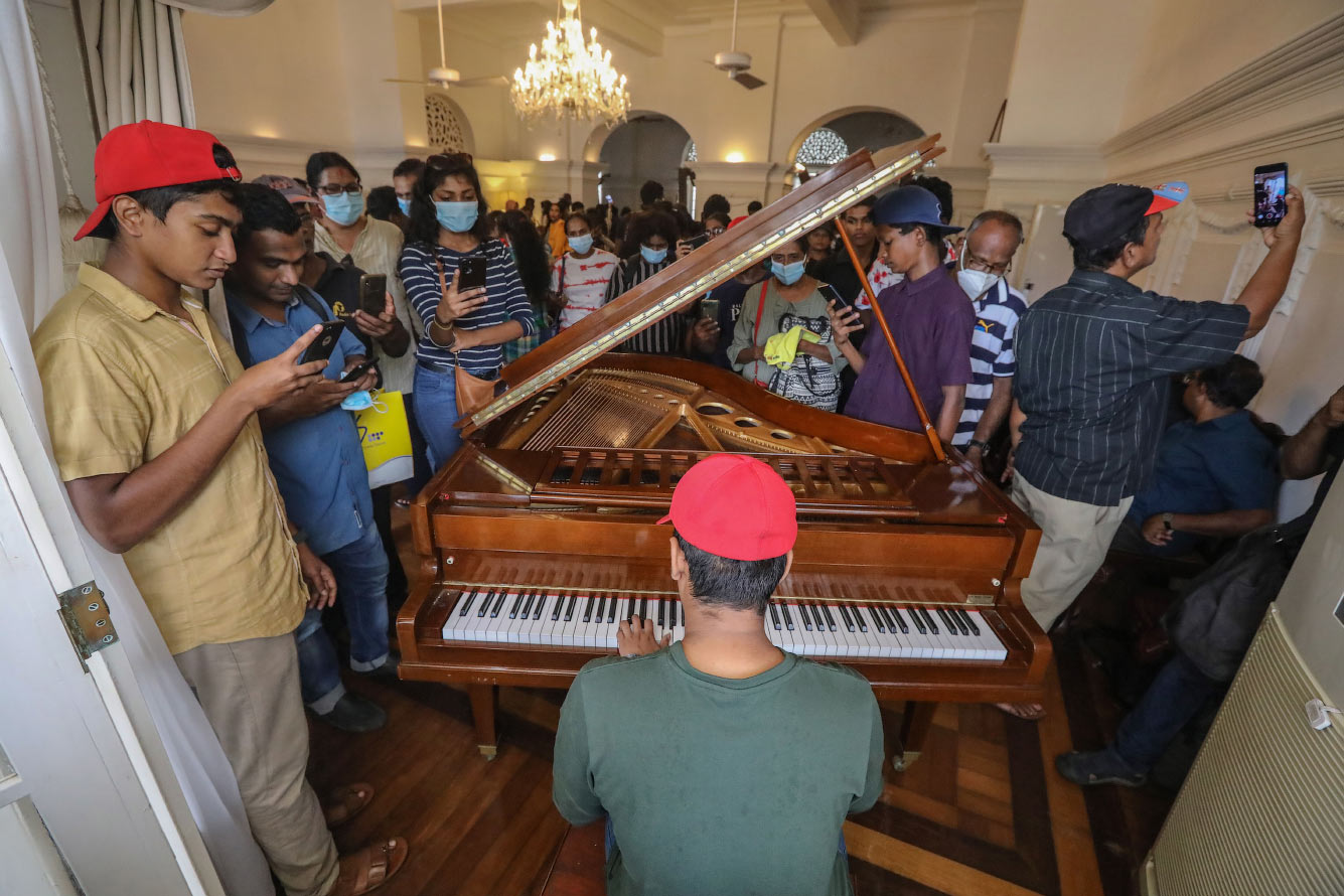 Люди музицируют в официальной резиденции премьер-министра в Коломбо