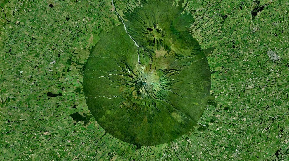 Гора Таранаки в Новой Зеландии и антропогенные ландшафты вокруг неё