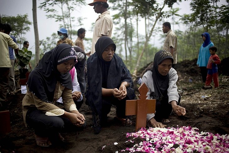 Женщины молятся за жертв извержения вулкана Мерапи