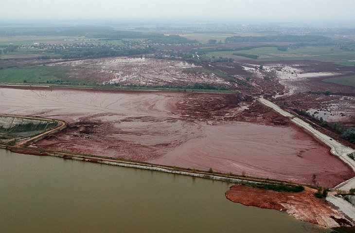 Экологическая катастрофа в Венгрии: токсичные отходы (красный шлам) затопили города