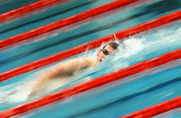 Райан Кокрановский из Канады выступает в финале соревнований по плаванию на 1500м свободным стилем.