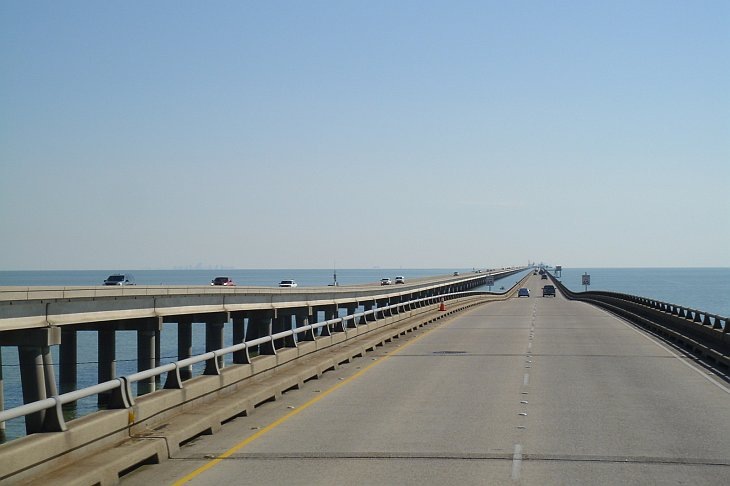 Мост через озеро Понтчартрейн, Луизиана, США