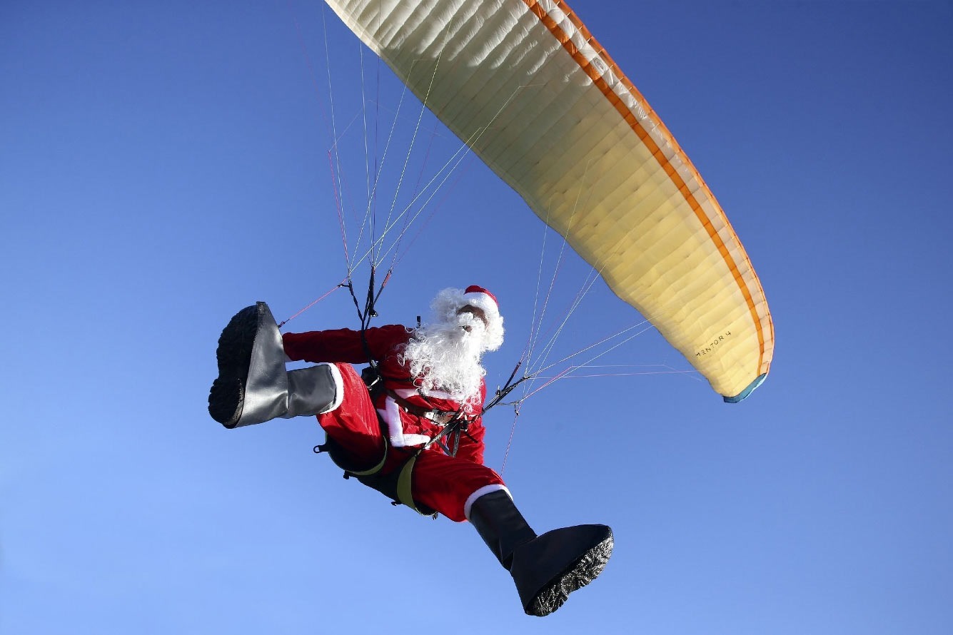 Санта-Клауса летит на параплане над островом Корсика